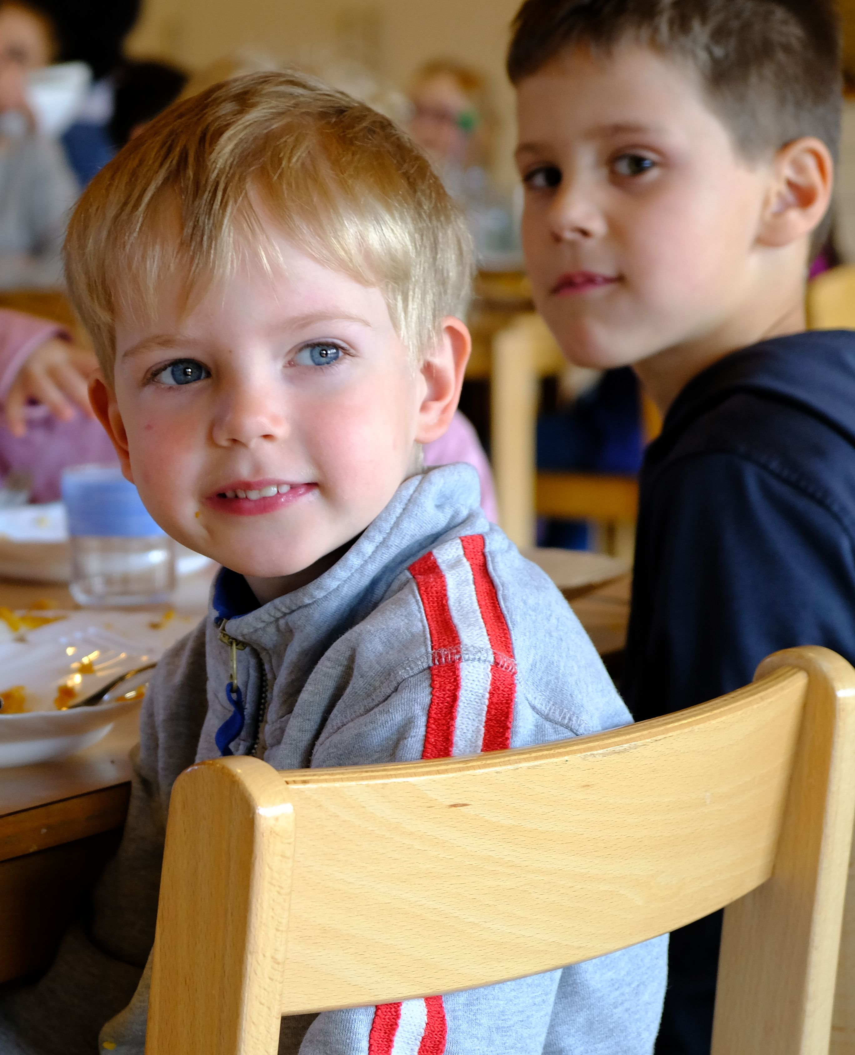 Foto: Zwei Jungen beim gemeinsamen Mittagessen